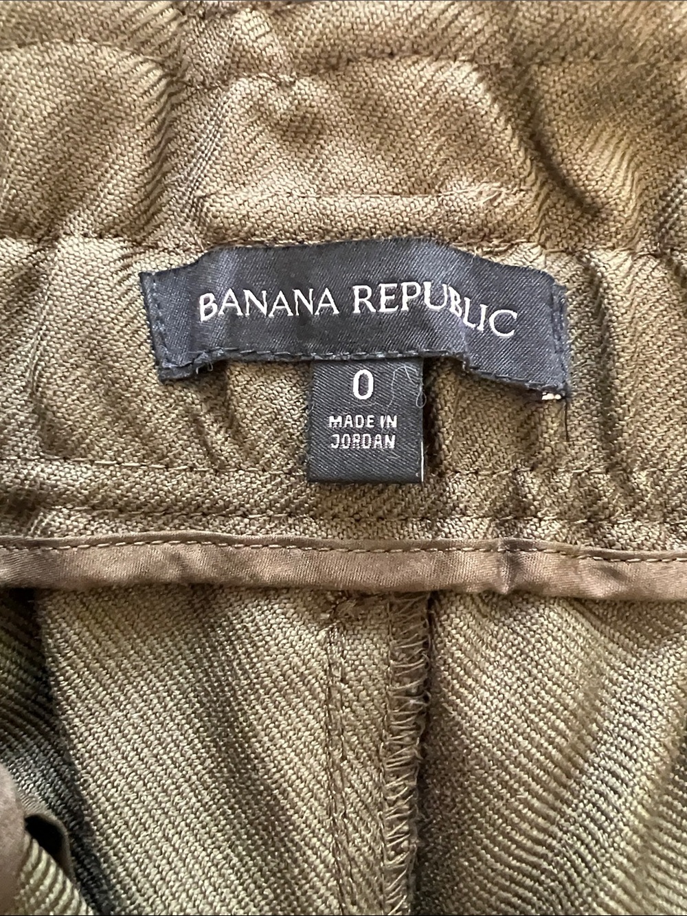 Banana Republic Olive Cargo Pants - Durable Utility Style - Picture 10 of 11